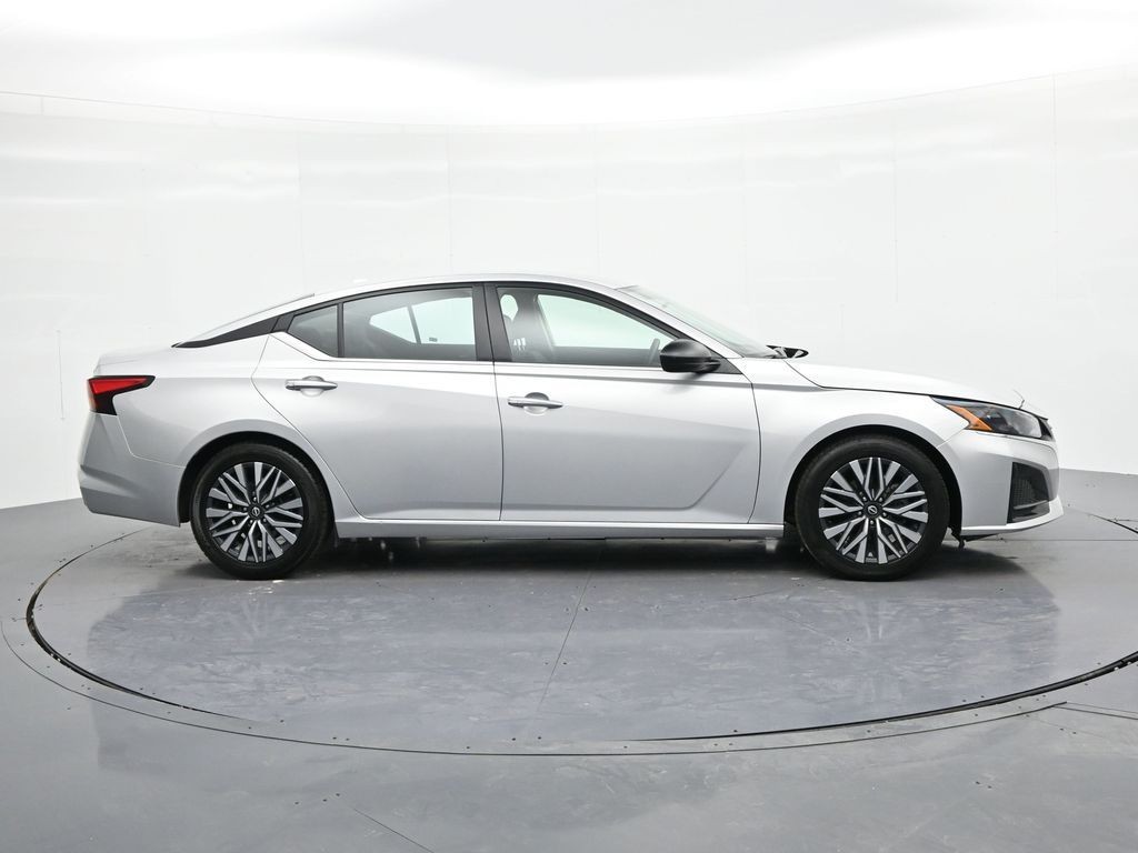 Nissan Altima Vehicle Full-screen Gallery Image 5