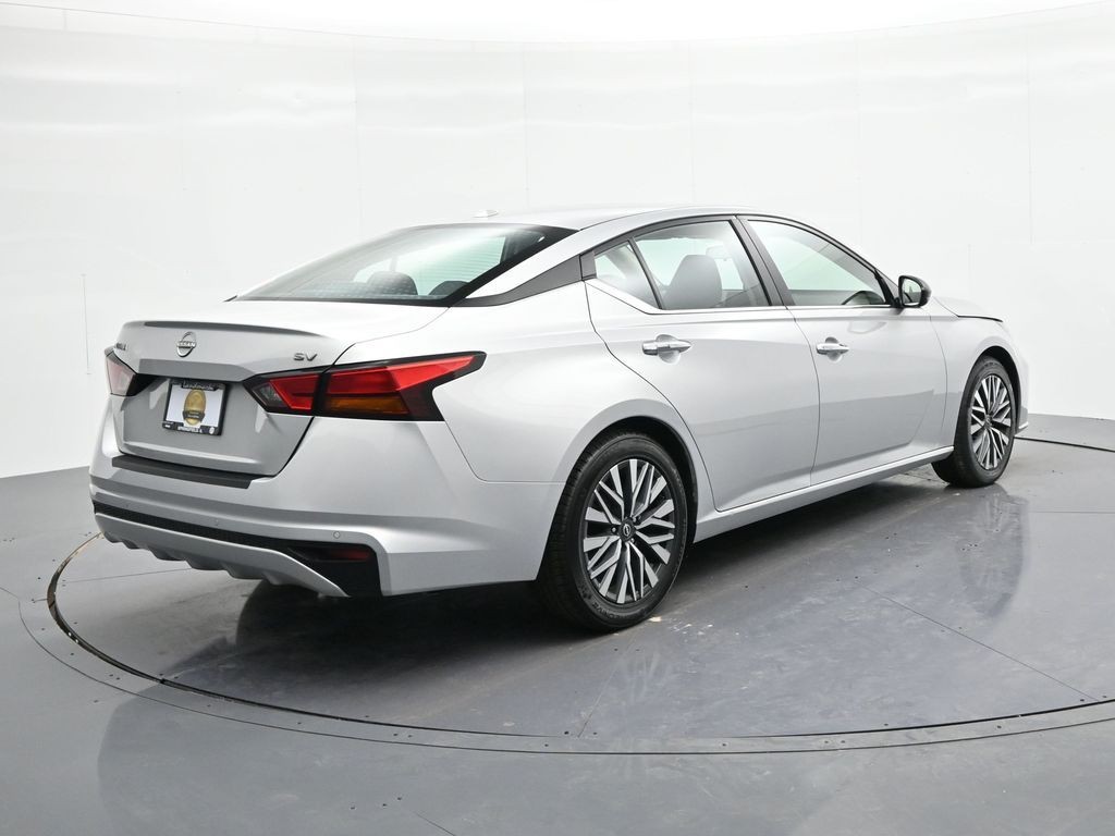 Nissan Altima Vehicle Full-screen Gallery Image 6