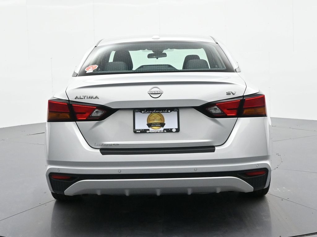 Nissan Altima Vehicle Full-screen Gallery Image 7