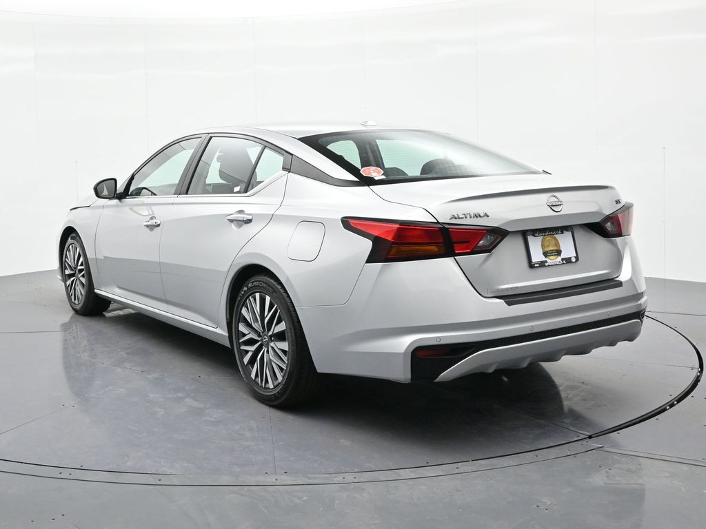 Nissan Altima Vehicle Full-screen Gallery Image 8