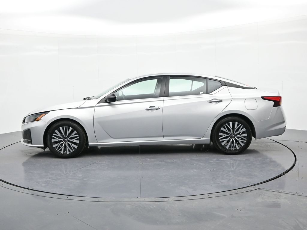Nissan Altima Vehicle Full-screen Gallery Image 9