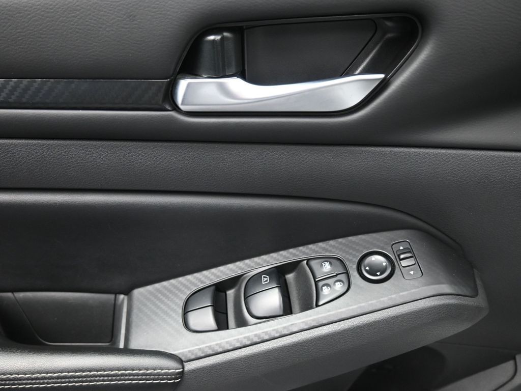 Nissan Altima Vehicle Full-screen Gallery Image 10