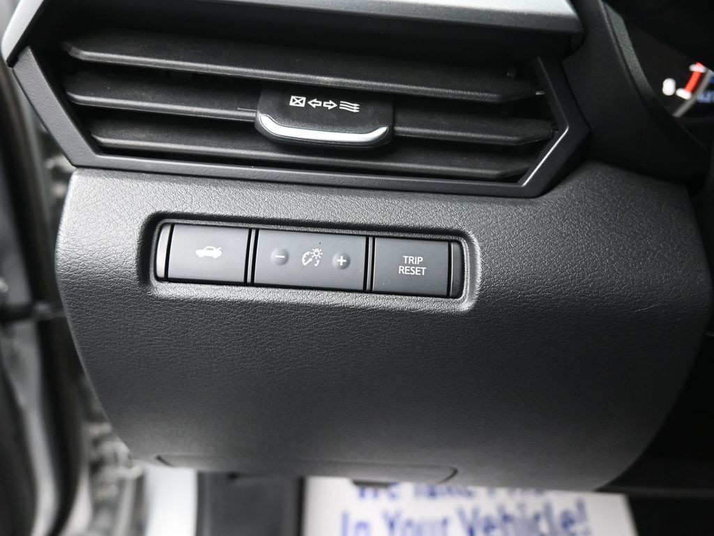 Nissan Altima Vehicle Full-screen Gallery Image 11