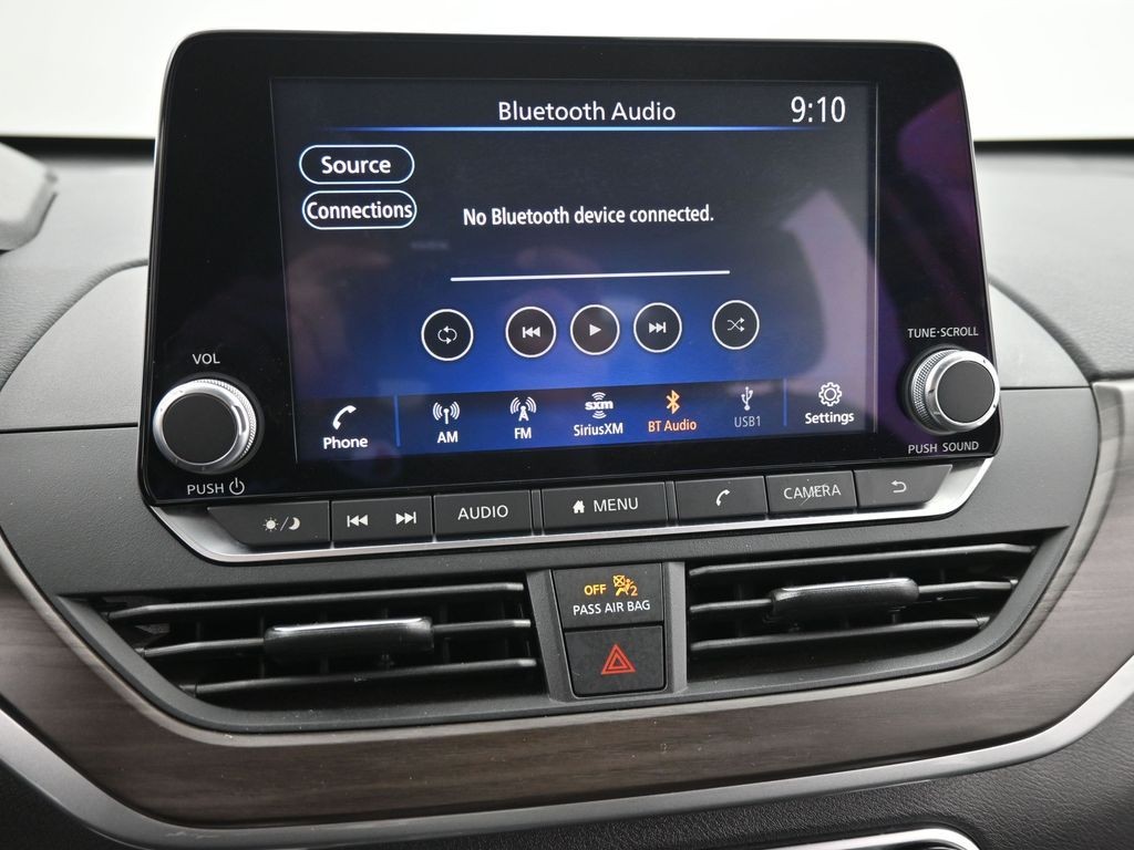 Nissan Altima Vehicle Full-screen Gallery Image 12