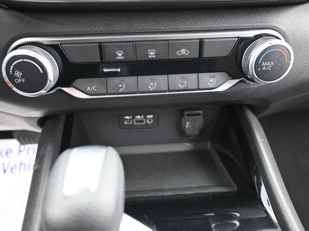 Nissan Altima Vehicle Full-screen Gallery Image 13