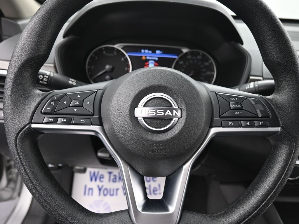 Nissan Altima Vehicle Full-screen Gallery Image 14