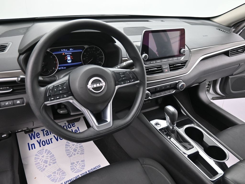 Nissan Altima Vehicle Full-screen Gallery Image 15
