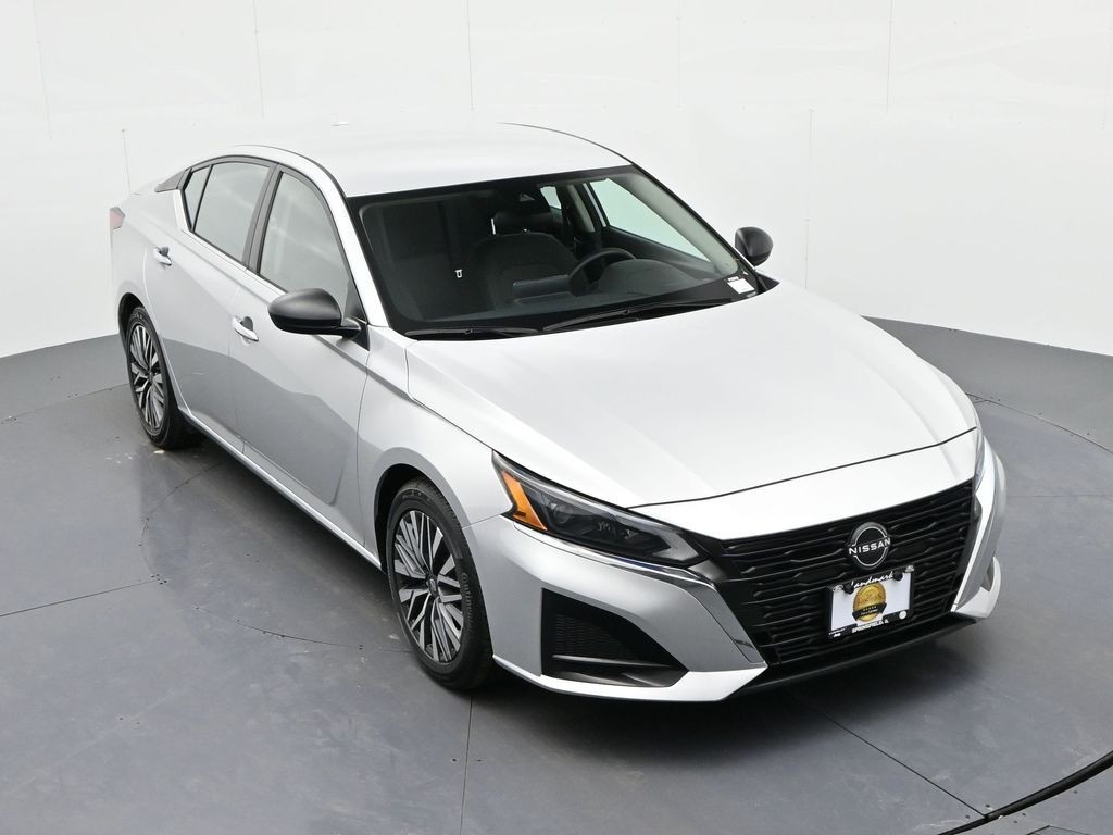 Nissan Altima Vehicle Full-screen Gallery Image 16