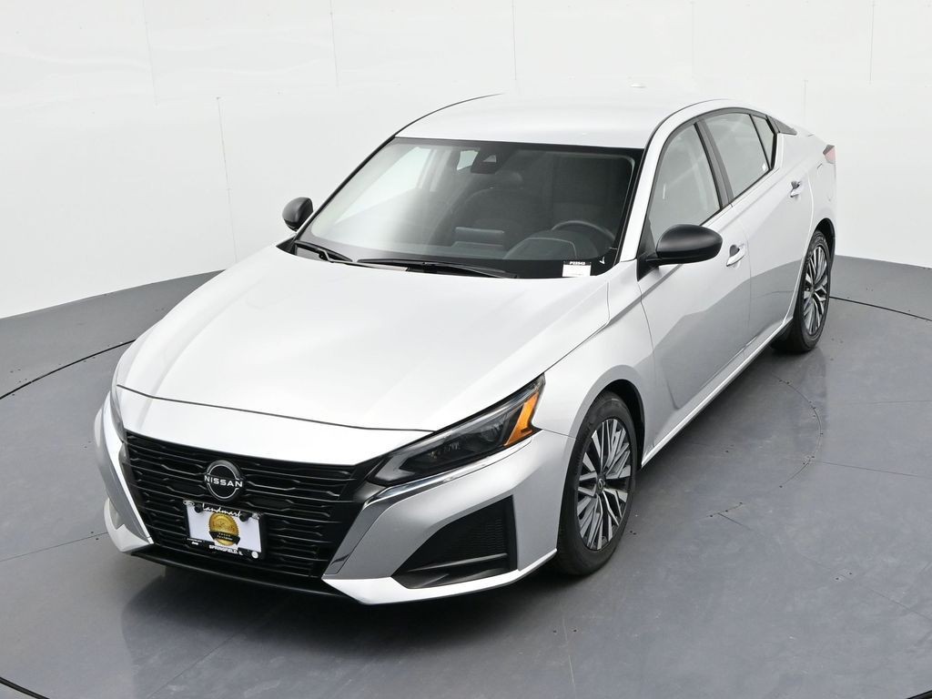 Nissan Altima Vehicle Full-screen Gallery Image 18