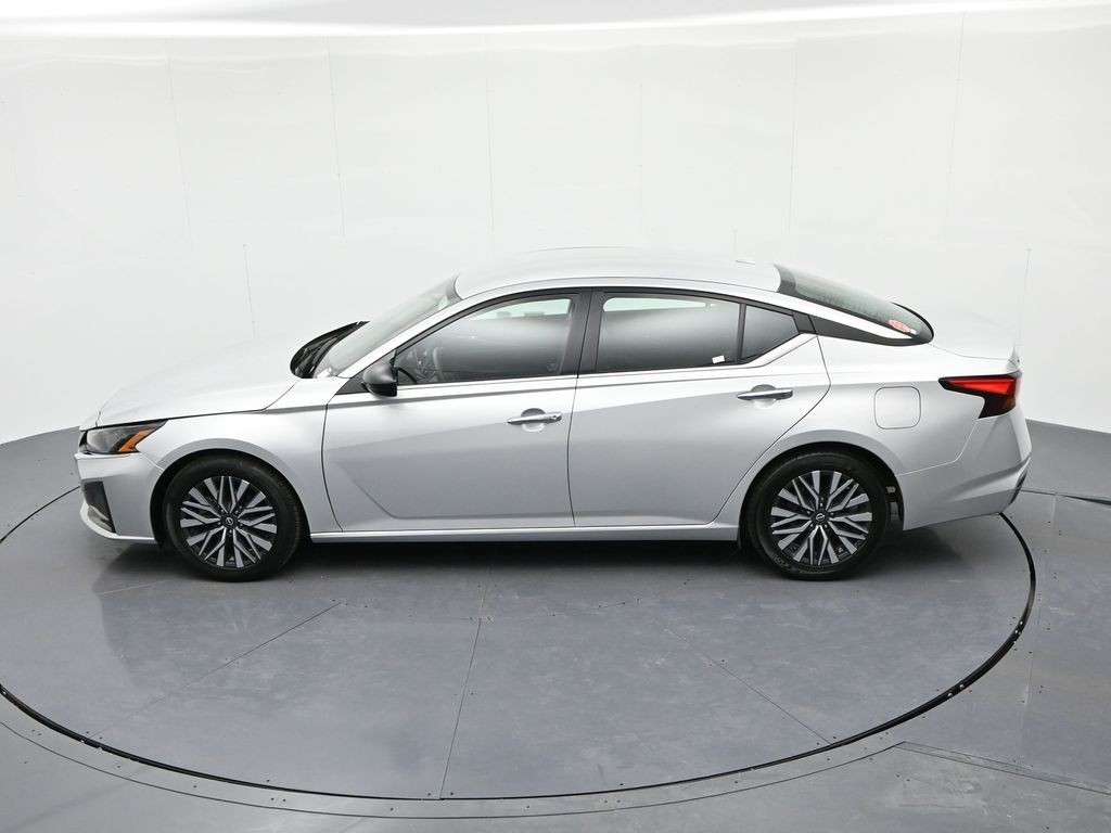 Nissan Altima Vehicle Full-screen Gallery Image 19