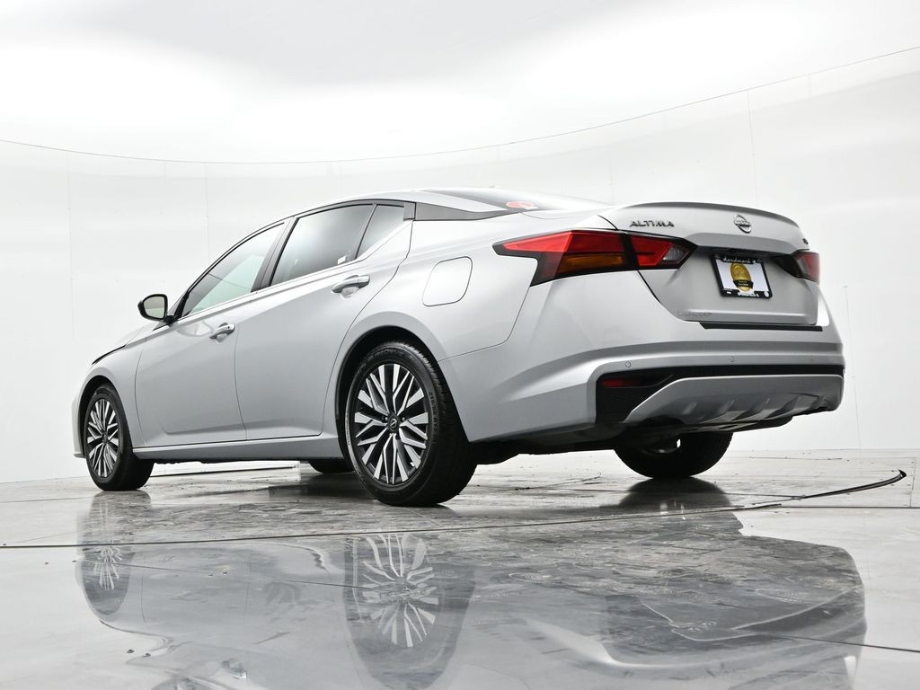 Nissan Altima Vehicle Full-screen Gallery Image 20