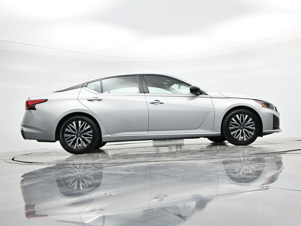 Nissan Altima Vehicle Full-screen Gallery Image 23