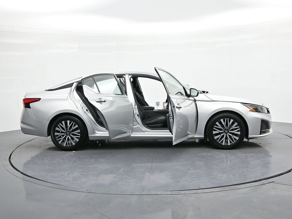 Nissan Altima Vehicle Full-screen Gallery Image 24