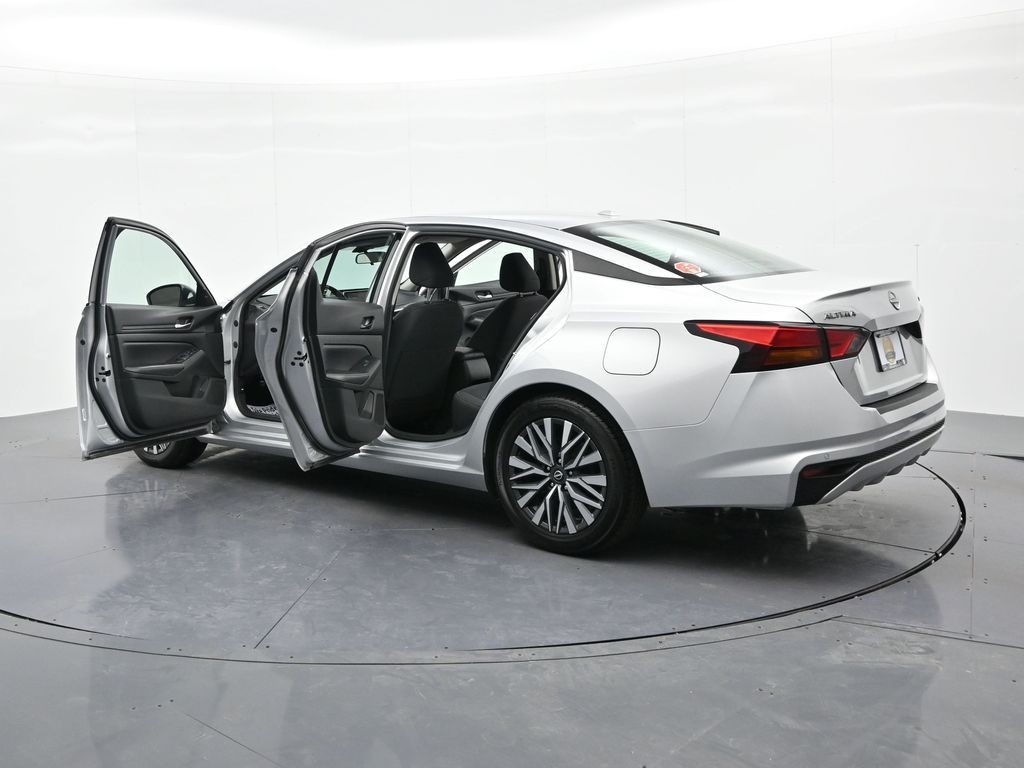 Nissan Altima Vehicle Full-screen Gallery Image 25