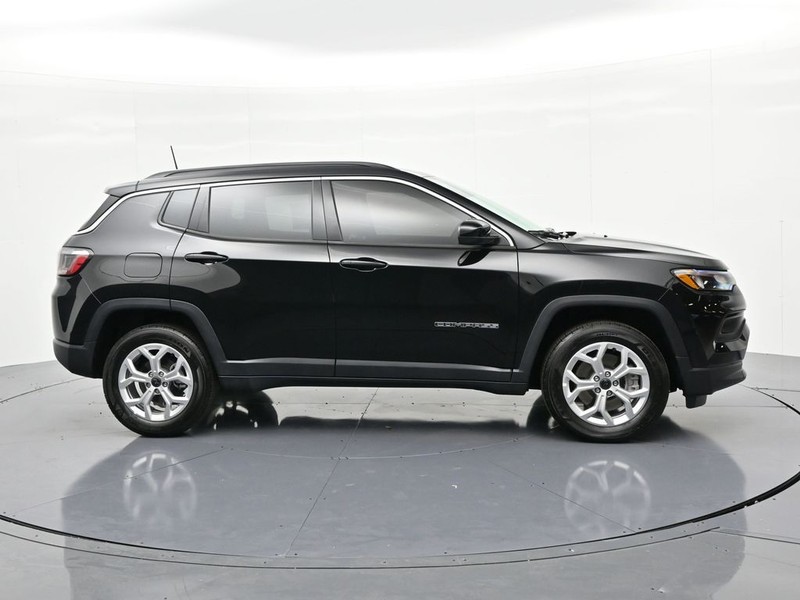 Jeep Compass Vehicle Full-screen Gallery Image 5