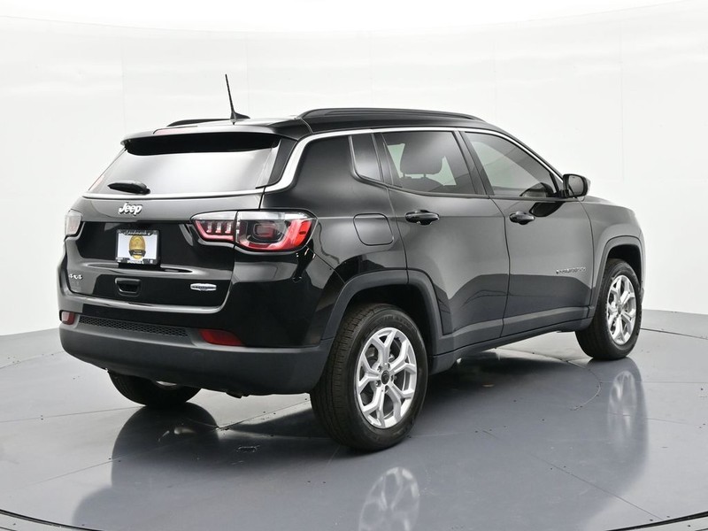 Jeep Compass Vehicle Full-screen Gallery Image 6