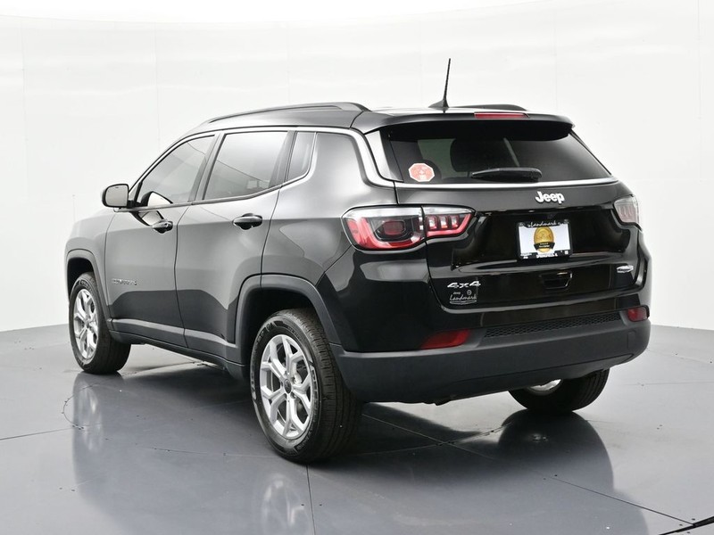 Jeep Compass Vehicle Full-screen Gallery Image 8
