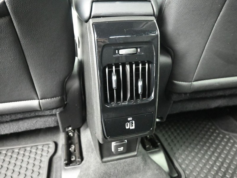 Jeep Compass Vehicle Full-screen Gallery Image 10