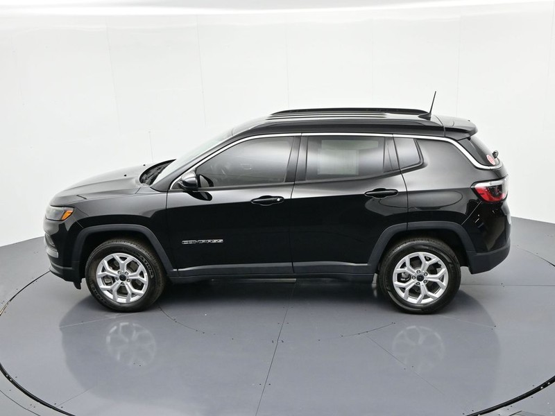 Jeep Compass Vehicle Full-screen Gallery Image 20