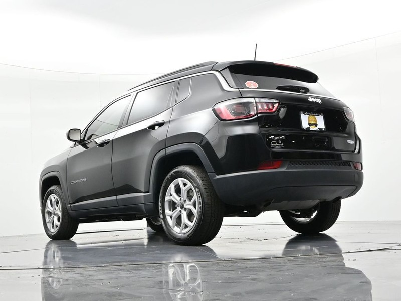 Jeep Compass Vehicle Full-screen Gallery Image 21