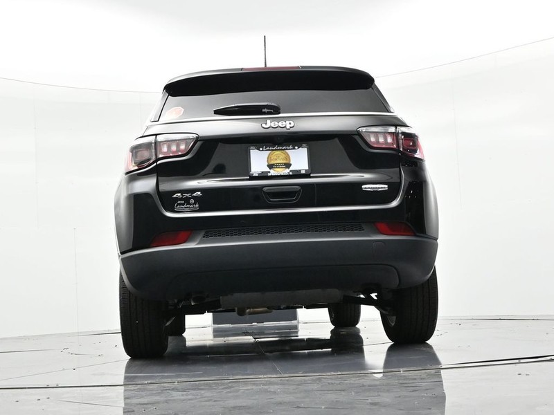 Jeep Compass Vehicle Full-screen Gallery Image 22