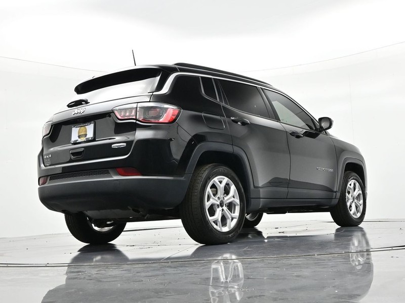 Jeep Compass Vehicle Full-screen Gallery Image 23