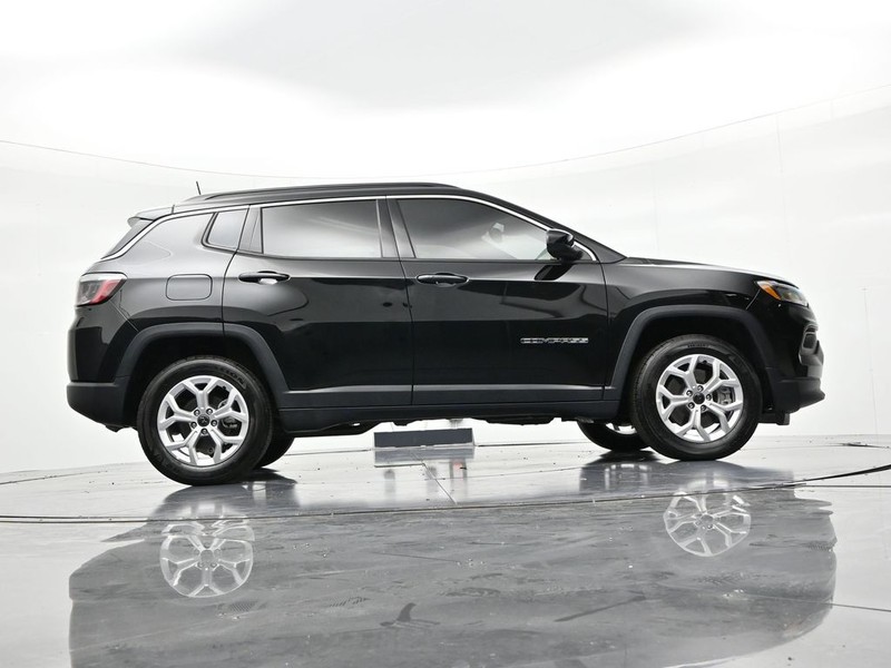 Jeep Compass Vehicle Full-screen Gallery Image 24