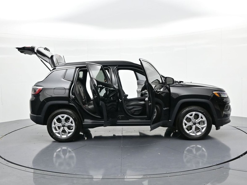 Jeep Compass Vehicle Full-screen Gallery Image 25