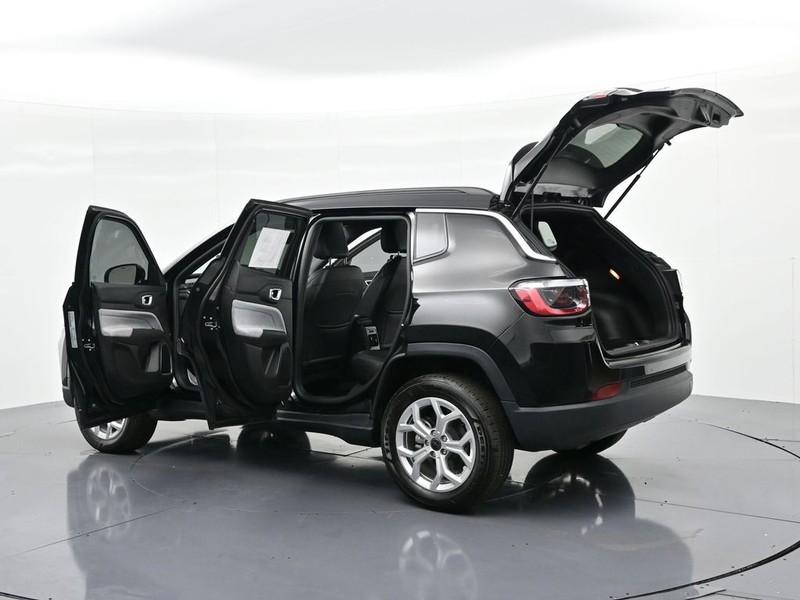 Jeep Compass Vehicle Full-screen Gallery Image 26