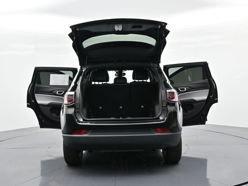 Jeep Compass Vehicle Full-screen Gallery Image 28