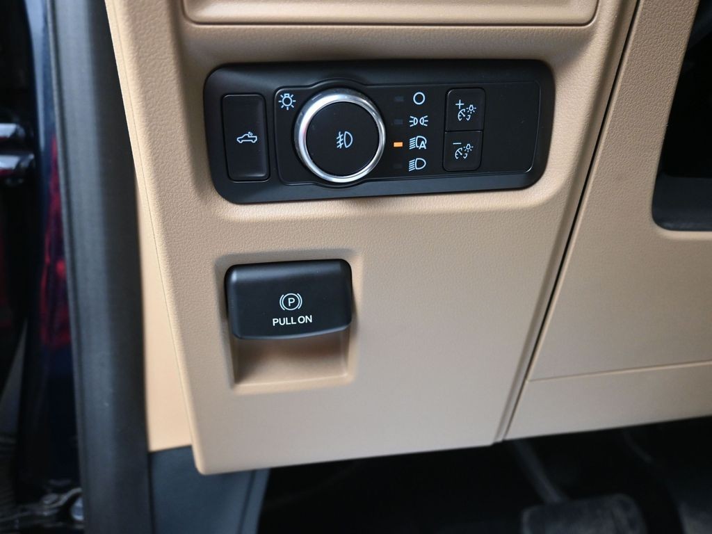 Ford F-150 Vehicle Full-screen Gallery Image 12