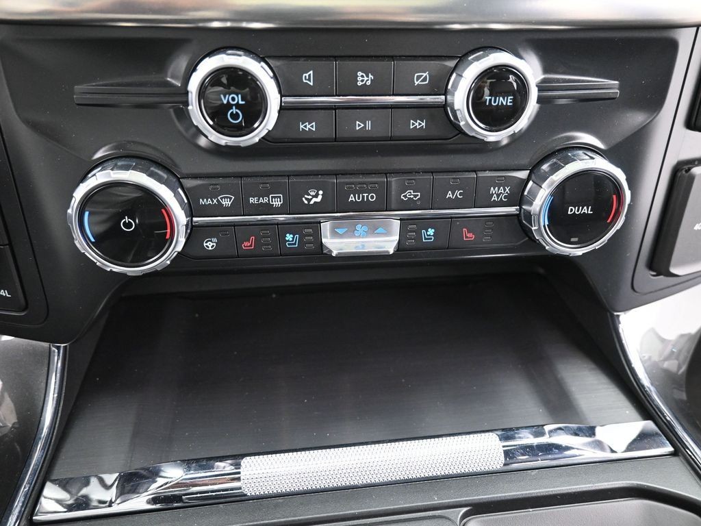 Ford F-150 Vehicle Full-screen Gallery Image 12