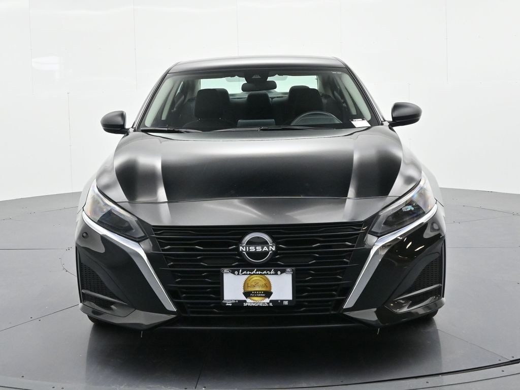 Nissan Altima Vehicle Full-screen Gallery Image 3