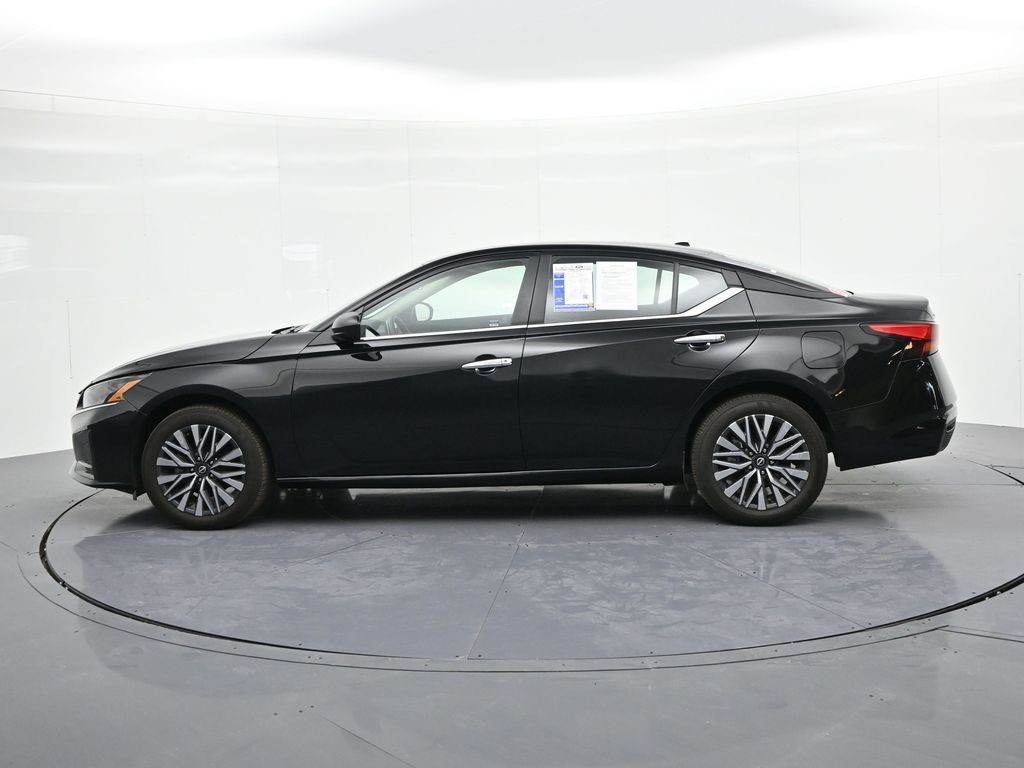 Nissan Altima Vehicle Full-screen Gallery Image 9