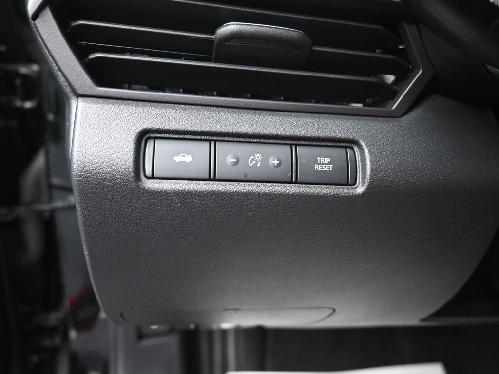 Nissan Altima Vehicle Full-screen Gallery Image 11