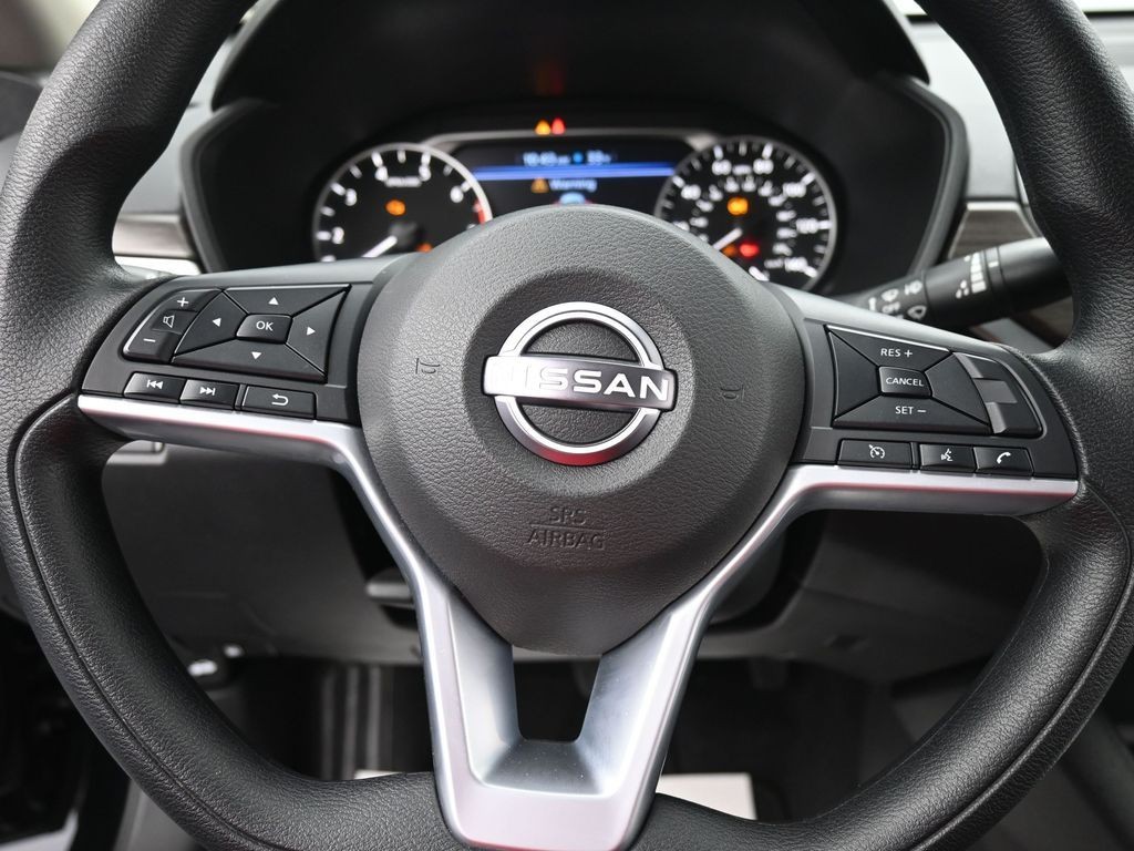 Nissan Altima Vehicle Full-screen Gallery Image 12