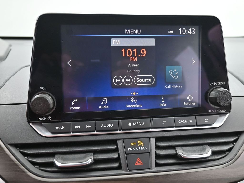 Nissan Altima Vehicle Full-screen Gallery Image 13