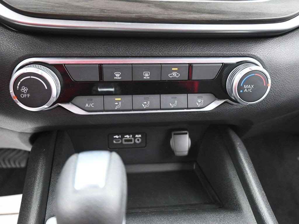 Nissan Altima Vehicle Full-screen Gallery Image 14