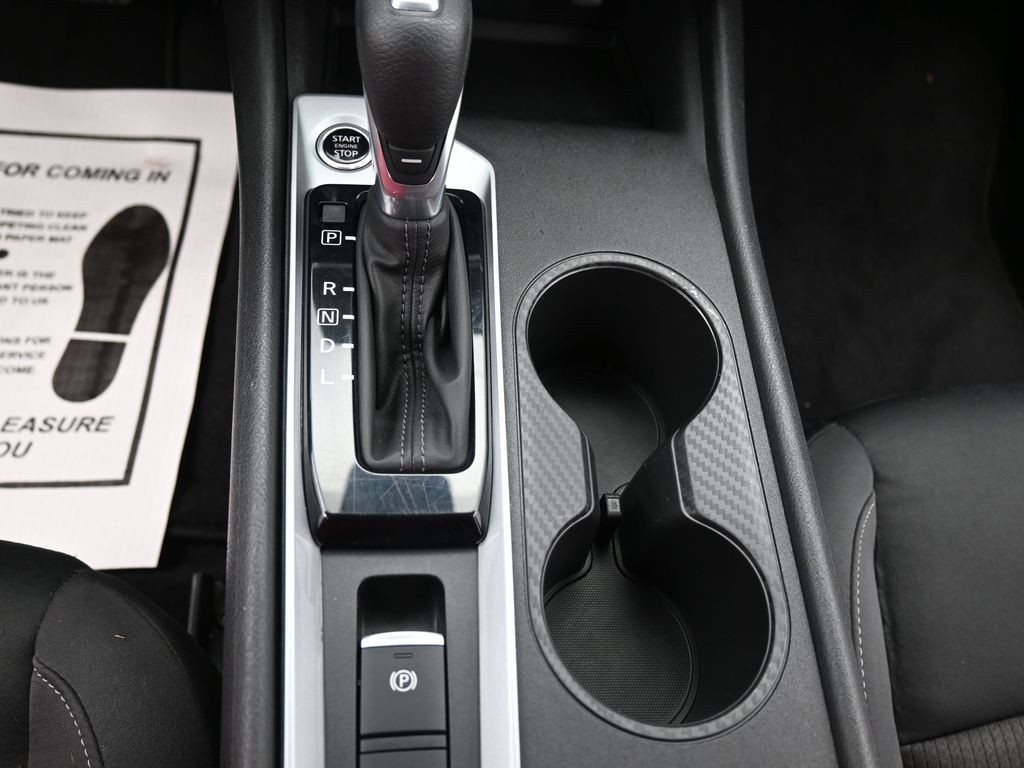 Nissan Altima Vehicle Full-screen Gallery Image 15