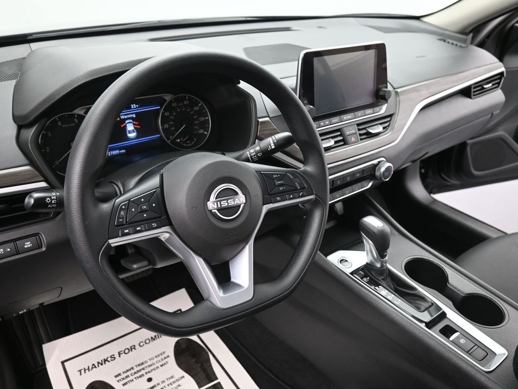 Nissan Altima Vehicle Full-screen Gallery Image 16