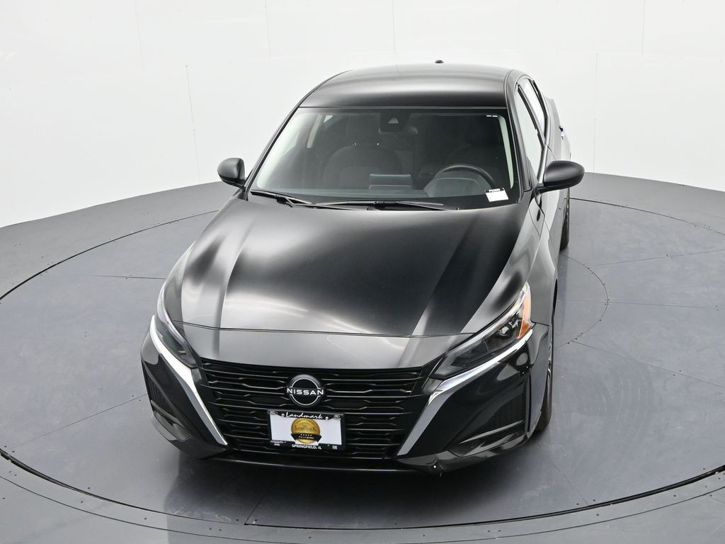 Nissan Altima Vehicle Full-screen Gallery Image 18