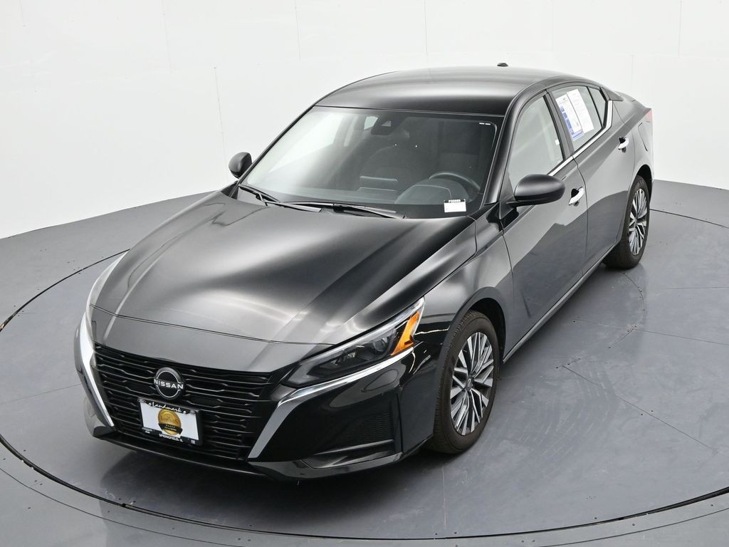 Nissan Altima Vehicle Full-screen Gallery Image 19