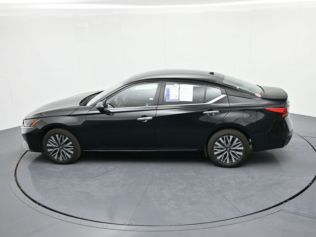 Nissan Altima Vehicle Full-screen Gallery Image 20