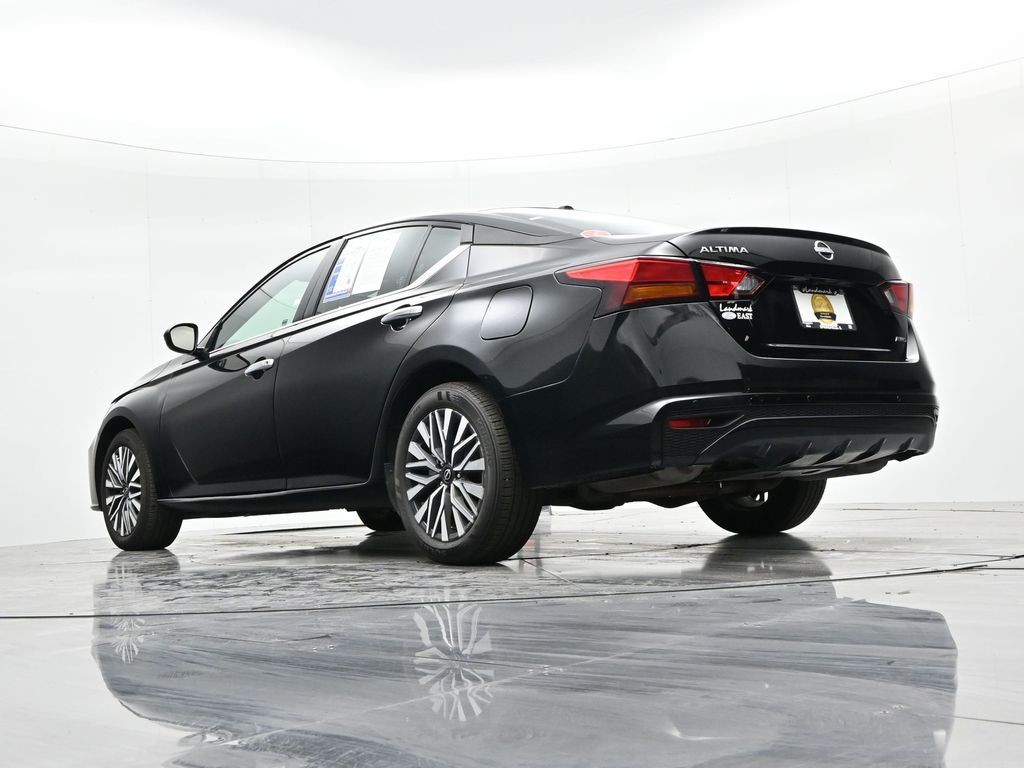 Nissan Altima Vehicle Full-screen Gallery Image 21