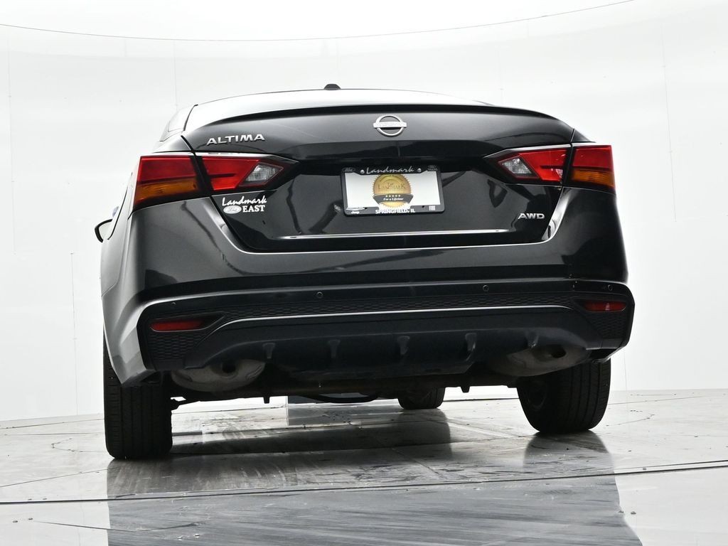 Nissan Altima Vehicle Full-screen Gallery Image 22