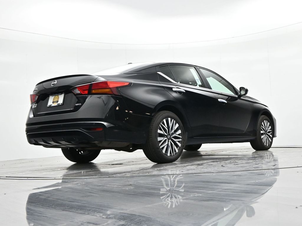 Nissan Altima Vehicle Full-screen Gallery Image 23