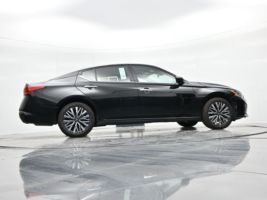 Nissan Altima Vehicle Full-screen Gallery Image 24