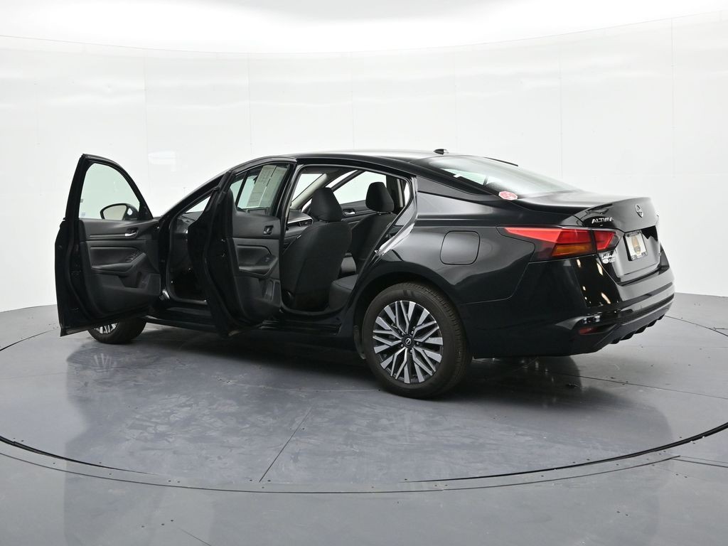 Nissan Altima Vehicle Full-screen Gallery Image 26