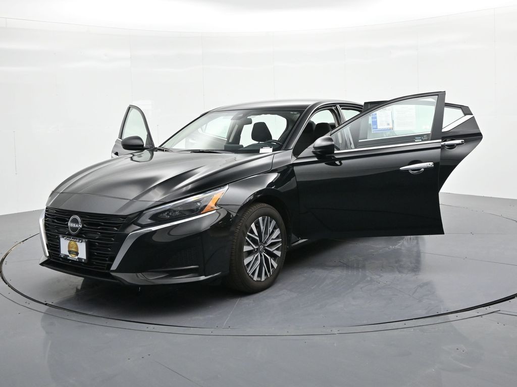 Nissan Altima Vehicle Full-screen Gallery Image 27