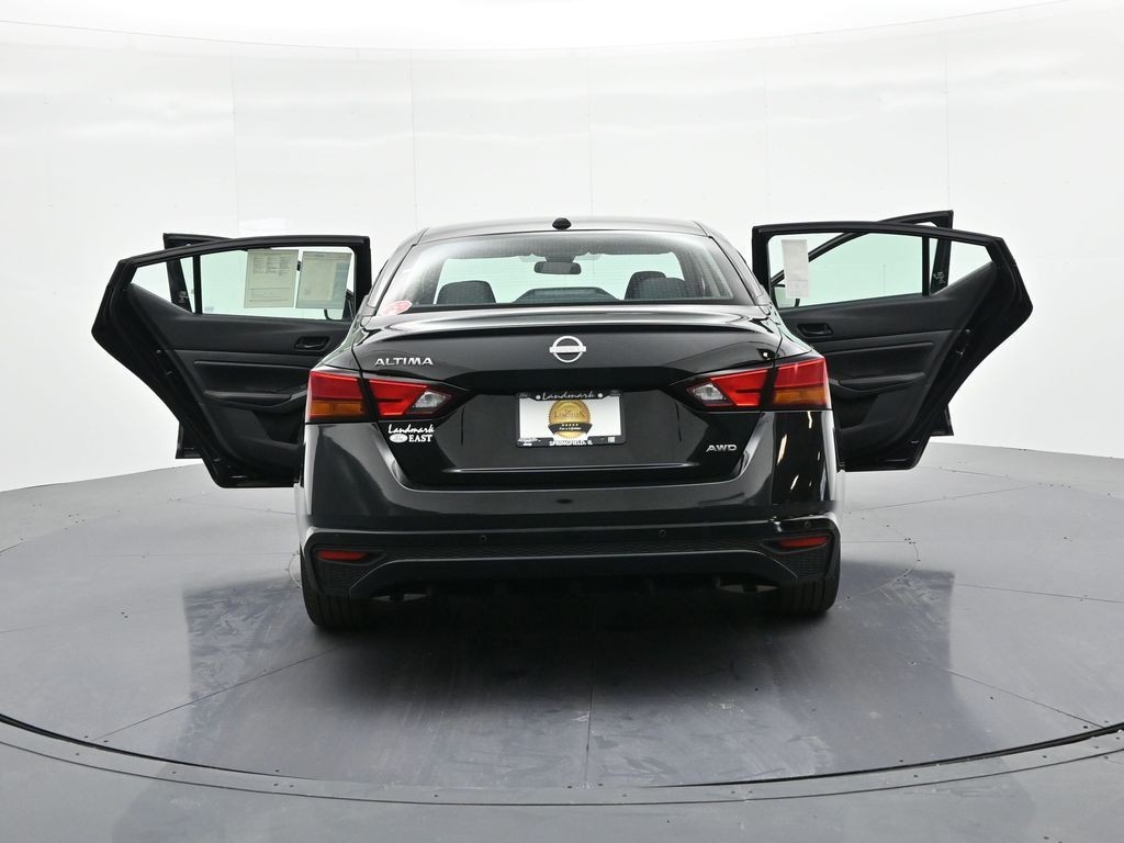 Nissan Altima Vehicle Full-screen Gallery Image 28